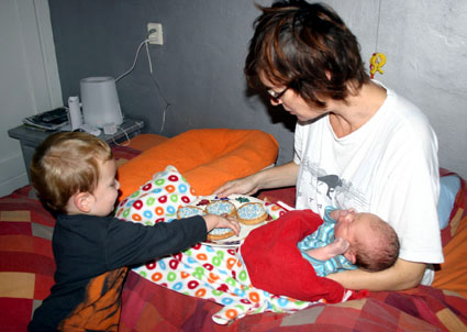 Beschuit met muisjes eten